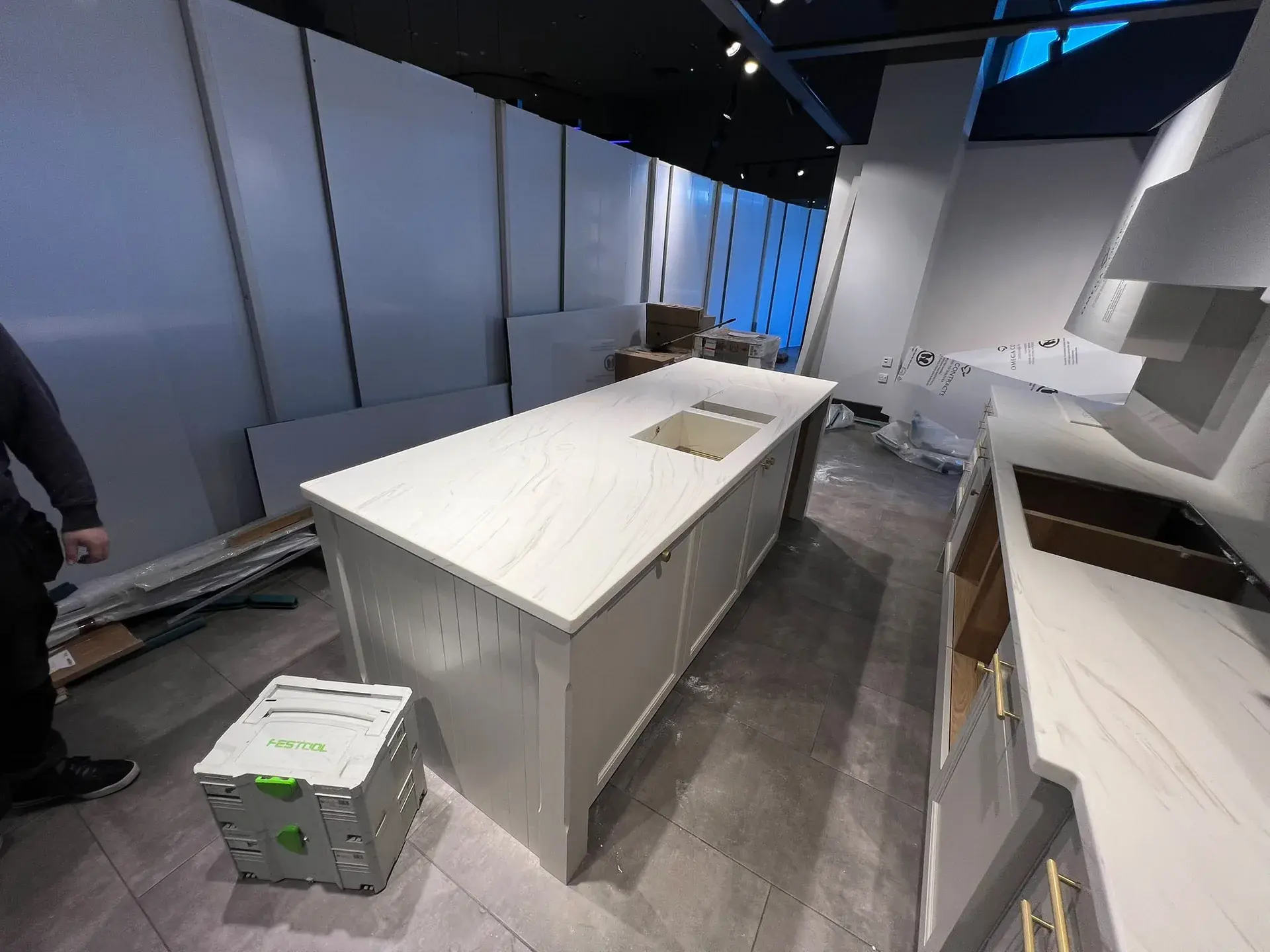 Kitchen island surface with a rectangular sink cut-out