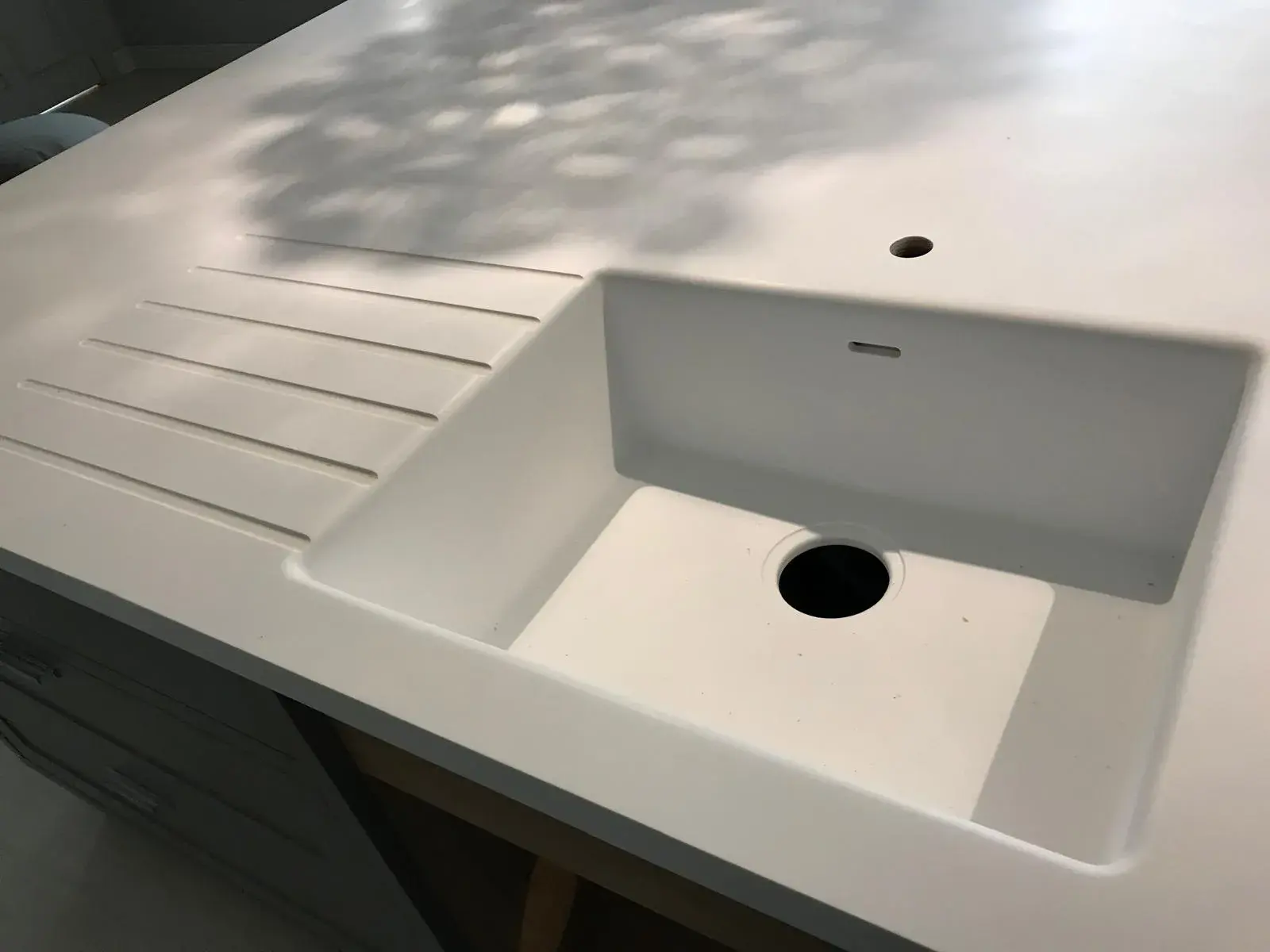 White sink surround with draining grooves
